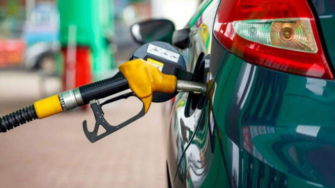 bu-gece-benzine-zam-motorine-indirim-geliyor-ntaElLGw.jpg
